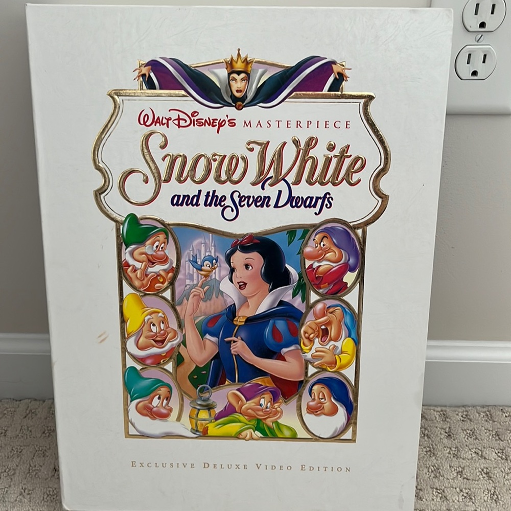 Snow White & the Seven Dwarfs Exclusive Deluxe Video Edition